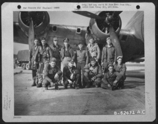 Lt B E Davis And Crew 19-4-45.jpg